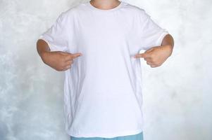 le enfant est portant une blanc T-shirt. endroit pour La publicité photo