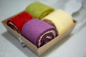 photo de coloré mini rouleau Gâteaux dans une boîte