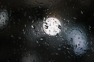 gouttes de pluie brouiller dans pluvieux nuit les fenêtres photo