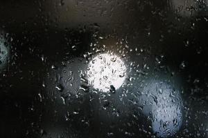 gouttes de pluie brouiller dans pluvieux nuit les fenêtres photo