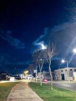 magnifiquement allumé trottoir une la nuit oasis photo