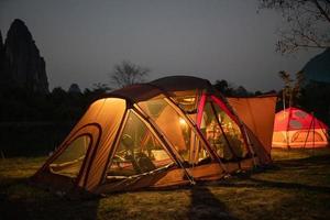 tente camping site dans le nuit à Vientiane, Laos photo