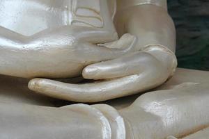 blanc Bouddha main dans temple photo