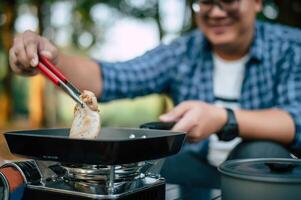 portrait d'homme voyageur asiatique lunettes friture de steak de porc photo