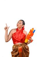 portrait belle femme au festival de songkran avec pistolet à eau photo
