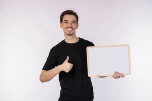 portrait d'un homme heureux montrant une enseigne vierge sur fond blanc isolé photo