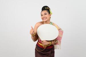 Jeune magnifique femme dans thaïlandais lanna costume avec Vide discours bulle signe photo