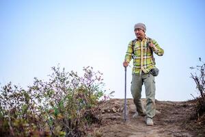 portrait d'homme en randonnée dans les montagnes avec sac à dos photo