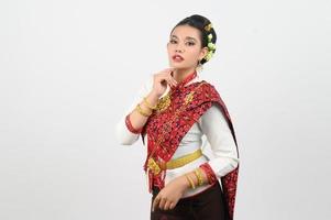 portrait de magnifique thaïlandais femme dans traditionnel Vêtements permanent posant photo