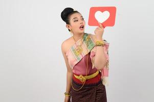 Jeune magnifique femme dans thaïlandais nord-est costume avec carte dans cœur symbole photo