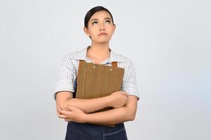 portrait de jeune femme asiatique en uniforme de serveuse pose avec presse-papiers photo