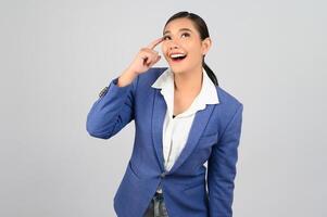 belle jeune femme en vêtements formels pour la posture de pensée de l'officier photo