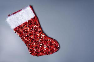 Noël stockage, rouge brillant chaussure pour Noël cadeaux sur gris arrière-plan, surprise photo