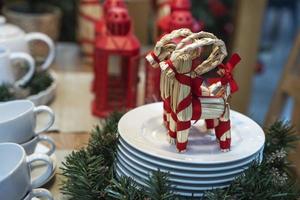 décoratif paille Noël cerf avec rouge rubans, de fête assiettes et tasses, cadeau des boites photo
