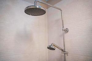 douche sur le salle de bains mur. le atmosphère de une Accueil une baignoire photo
