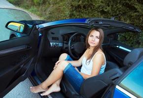 content caucasien femme dans une voiture photo