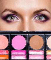 fermer de magnifique yeux avec maquillage trousse et glamour maquillage photo