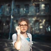 marrant fille étudiant avec des lunettes et une ancien robe photo