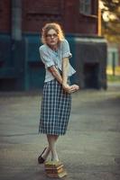 drôle de fille avec des lunettes et une robe vintage photo