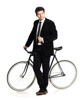 attrayant homme dans une classique costume avec une vélo sur une blanc photo