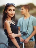 content couple avec bicyclette dans le ville photo