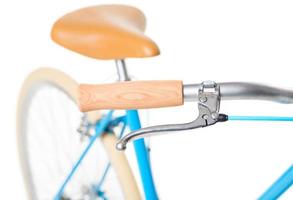 élégant aux femmes bleu vélo isolé sur blanc photo