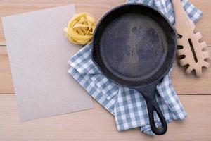 poêle et pâtes avec maquette de menu photo