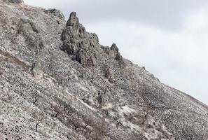 montagnes dépouillées de leur végétation après un incendie photo