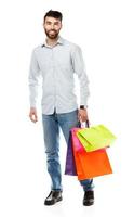 Beau homme en portant achats Sacs sur blanc Contexte photo