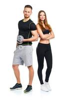 sport couple - homme et femme avec haltères sur le blanc photo