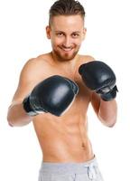 sport attrayant homme portant boxe gants sur le blanc photo