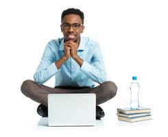 content africain américain Université étudiant avec ordinateur portable, livres et bouteille de l'eau séance sur blanc photo