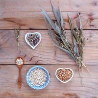 grains entiers et feuilles de laurier photo