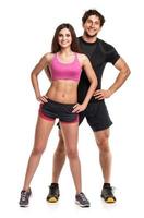 sport couple - homme et femme après aptitude exercice sur le blanc photo