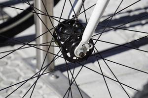 Close up de roues à rayons de bicyclette photo