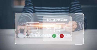 en ligne Paiement avec numérique commercialisation, homme d'affaire toucher bancaire en ligne facture Paiement approuvé concept bouton, crédit carte et réseau lien icône sur affaires La technologie virtuel écran Contexte photo