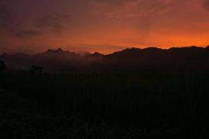 montagnes et ciel à le coucher du soleil photo