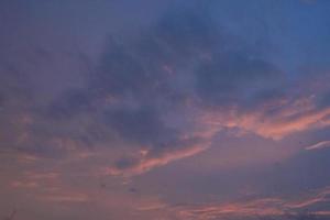 coloré nuage et ciel le coucher du soleil photo