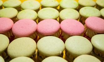 assortiment de multicolore macaron différent mensonge dans le papier carton boîte avec le Haut vue photo