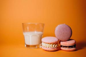 pastel Couleur macarons et une tasse de Lait sur ancien lumière bleu en bois Contexte photo