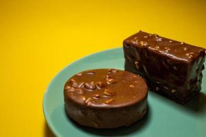 Chocolat Tarte sur une vert plaque. Jaune arrière-plan, Haut vue photo