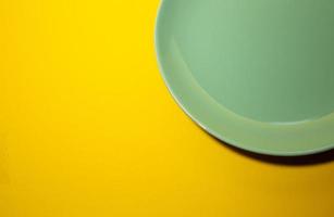 vert assiette sur une Jaune Contexte. Haut vue photo