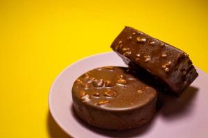 Chocolat Tarte sur une rose plaque. Jaune arrière-plan, Haut vue photo