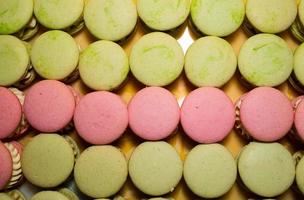 collection de coloré français macarons sont suivant à chaque autre sur une blanc Contexte photo