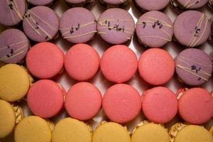 assortiment de multicolore macaron différent mensonge dans le papier carton boîte avec le Haut vue photo