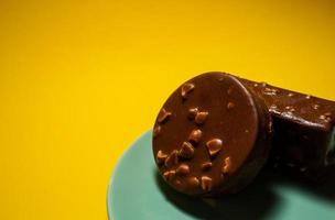 Chocolat Tarte sur une rose plaque. Jaune arrière-plan, Haut vue photo