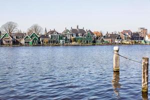 Amsterdam ville par le rivière avec coloré Maisons photo