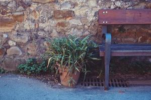 banc en bois dans la rue photo