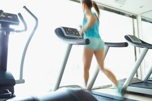 femme fonctionnement sur tapis roulant dans Gym photo