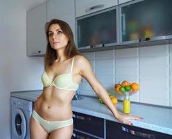 femme est habillé dans lingerie sur cuisine dans le Matin photo